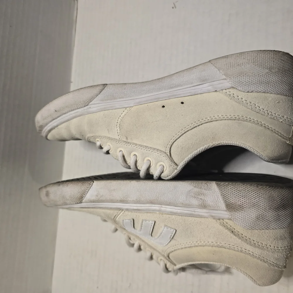 Etnes‎ White Sneakers with Textured Upper and Cushioned Sole